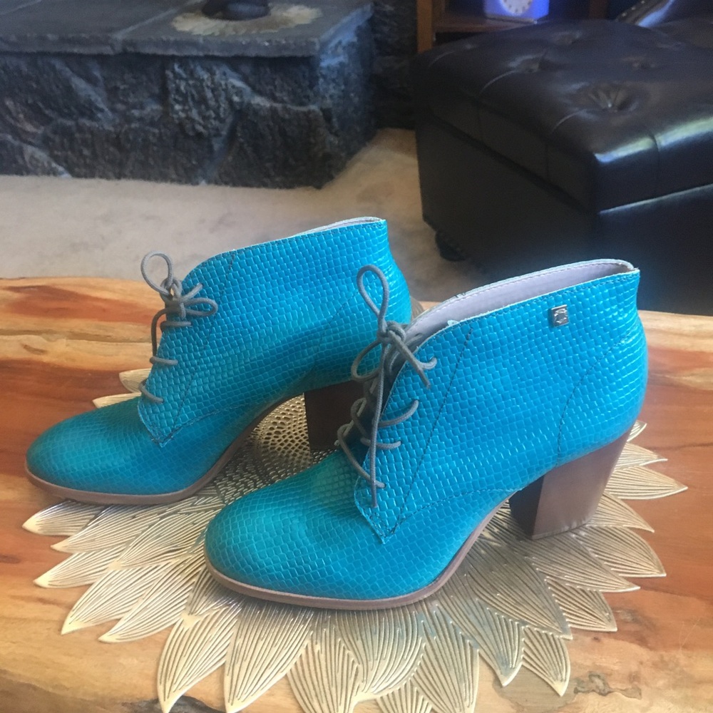 Loucos and Santos boot. Famous brand in Brazil. Leather - Size: 6 (fits size 7).